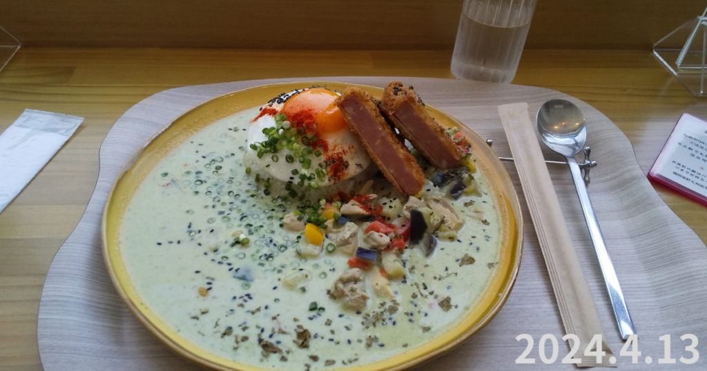 uiiゆい meals&coffeeの月見グリーンカレーの写真