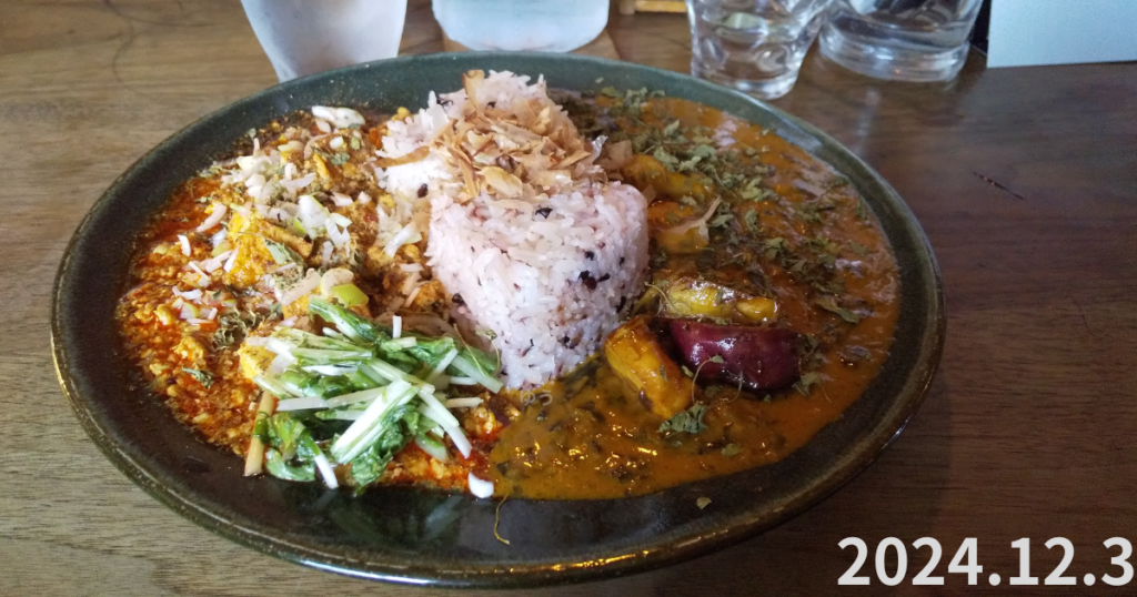 3 FLAVOR CURRY

エビとほうれん草のトマトクリームカレー
厚揚げの花椒キーマカレー
古代米のごはんとともに二種あいがけにての写真